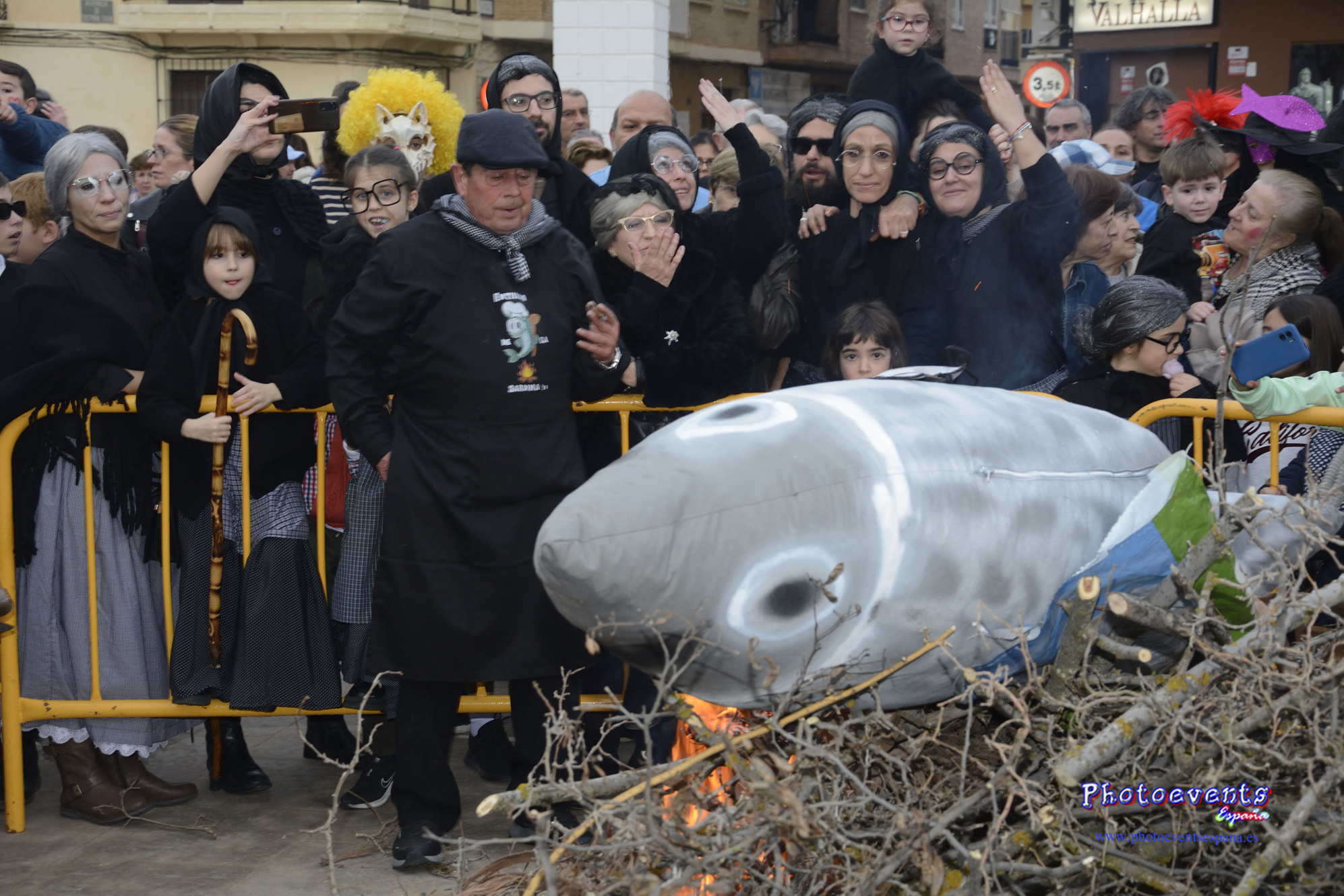 El entierro de la sardina homenajea a ‘Manolillo’ y a ‘Registra’